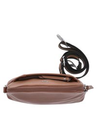 Brun läder axelväska med ett blixtlåsförsett huvudfack och en spiralvriden svart och brun justerbar rem med silverfärgade fästen.