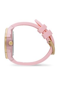 Montre avec bracelet en silicone rose, lunette en ton or, cadran carré et bouton-poussoir rond. Elle présente une texture lisse avec des bracelets ajustables.