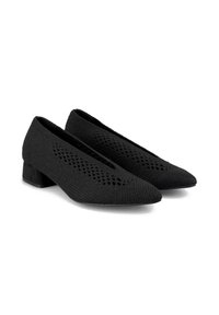 Zapatos negros de punto con tacón cuadrado, puntera afilada y patrón decorativo de recortes. El material es texturizado, ofreciendo un diseño transpirable.