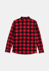 Camisa de franela a cuadros rojos y negros con mangas largas, puño abotonado y cuello; presenta una textura suave y un patrón de cuadros destacado.