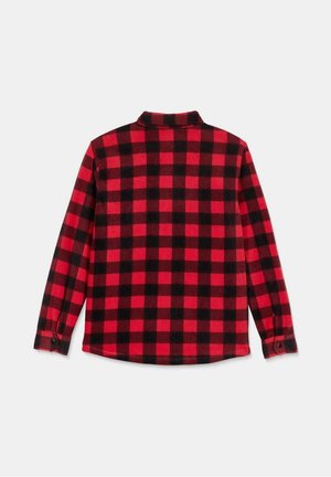 Camisa de franela a cuadros rojos y negros con mangas largas, puño abotonado y cuello; presenta una textura suave y un patrón de cuadros destacado.