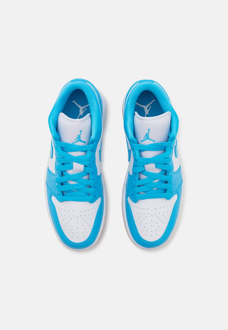 Sneaker blu e bianchi con tomaia in pelle, punta perforata e lacci a contrasto. La suola è marrone chiaro con un motivo testurizzato.