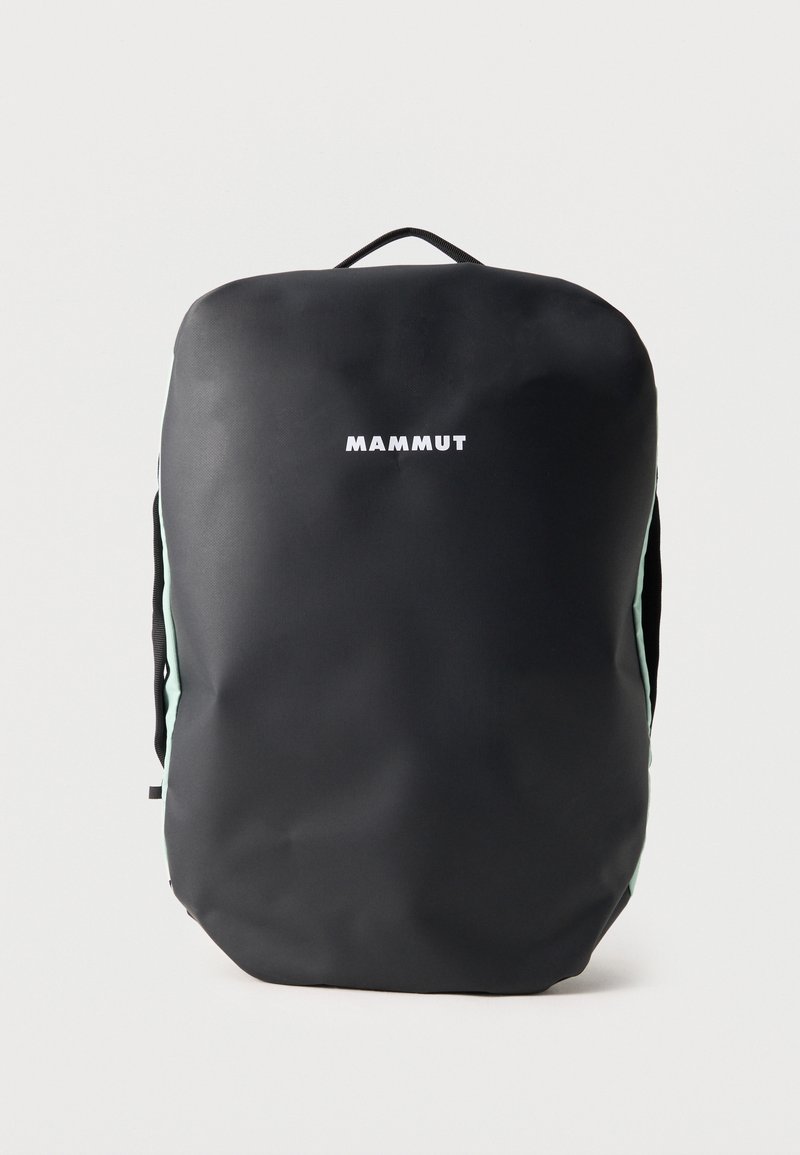 Μαύρο σακίδιο πλάτης Mammut με λεία μπροστινή επιφάνεια, πάνω χερούλι και διακριτικούς πλαϊνούς ιμάντες σε απλό ανοιχτό φόντο.