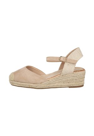 Sandalia espadrille beige con cuña, puntera cerrada, correa en el tobillo con hebilla dorada y tacón plataforma de yute trenzado.