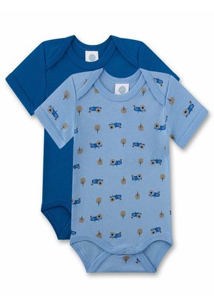 Due body di pagliaccetti a maniche corte per bambini, uno di colore blu scuro uniforme e uno azzurro chiaro con stampe di trattori blu e alberi.