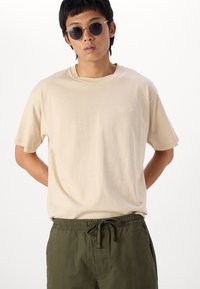 GAP STRAIGHT ESSENTIAL EASY PANT - Nadrágok - black moss