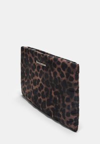 Borsa a tracolla con stampa leopardata in pelliccia sintetica, caratterizzata da una forma rettangolare, una texture morbida e un dettaglio del logo in tono argento sul davanti.