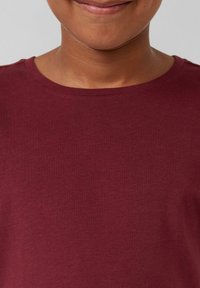 Bordeauxfarbener Baumwoll-T-Shirt mit Rundhalsausschnitt; glatte Textur, kurze Ärmel und keine sichtbaren Muster oder Hardware-Details.