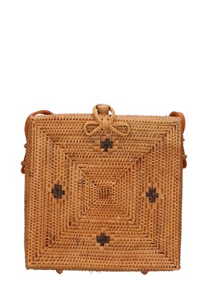 Geweven stro tas in bruin met donkere accenten. Vierkante vorm, bovenste striksluiting en verstelbare leren schouderband. Bevat geometrische patronen aan de voorkant.