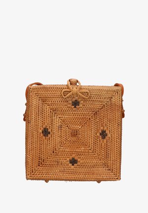 Sac en paille tissée couleur fauve avec des accents foncés. Forme rectangulaire, fermeture à nœud sur le dessus, et bandoulière en cuir ajustable. Présente des motifs géométriques sur le devant.