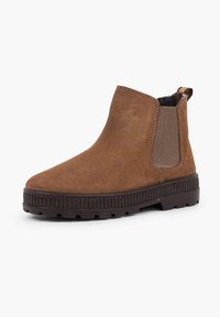 Botină din suede maro la glezna, cu panouri laterale elastice, o talpă din cauciuc texturat și un tab pentru a fi ușor de purtat.