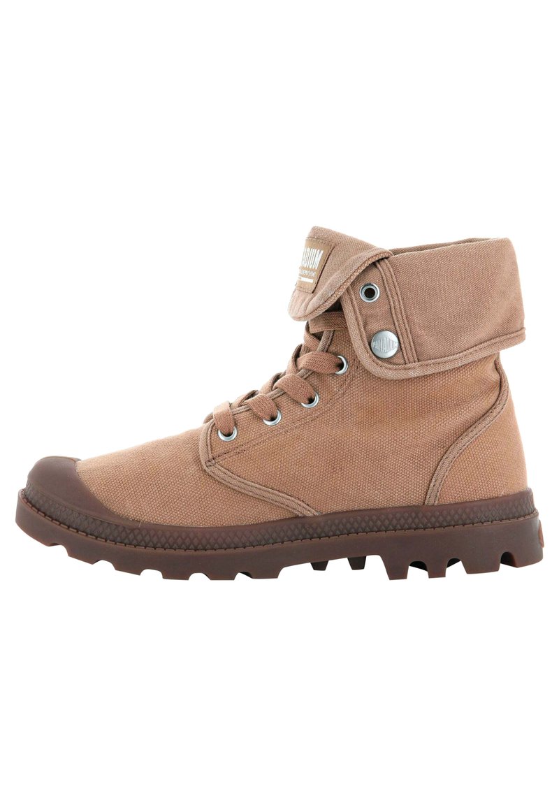Botte en toile marron texturée avec un col pliable, œillets en métal et une semelle en caoutchouc robuste dotée de§rainures prononcées pour l'adhérence.