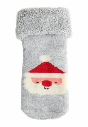 Blød grå sok med en fuzzy kant, der viser et smilende julemandsansigt iført en rød hat med en hvid pompon.