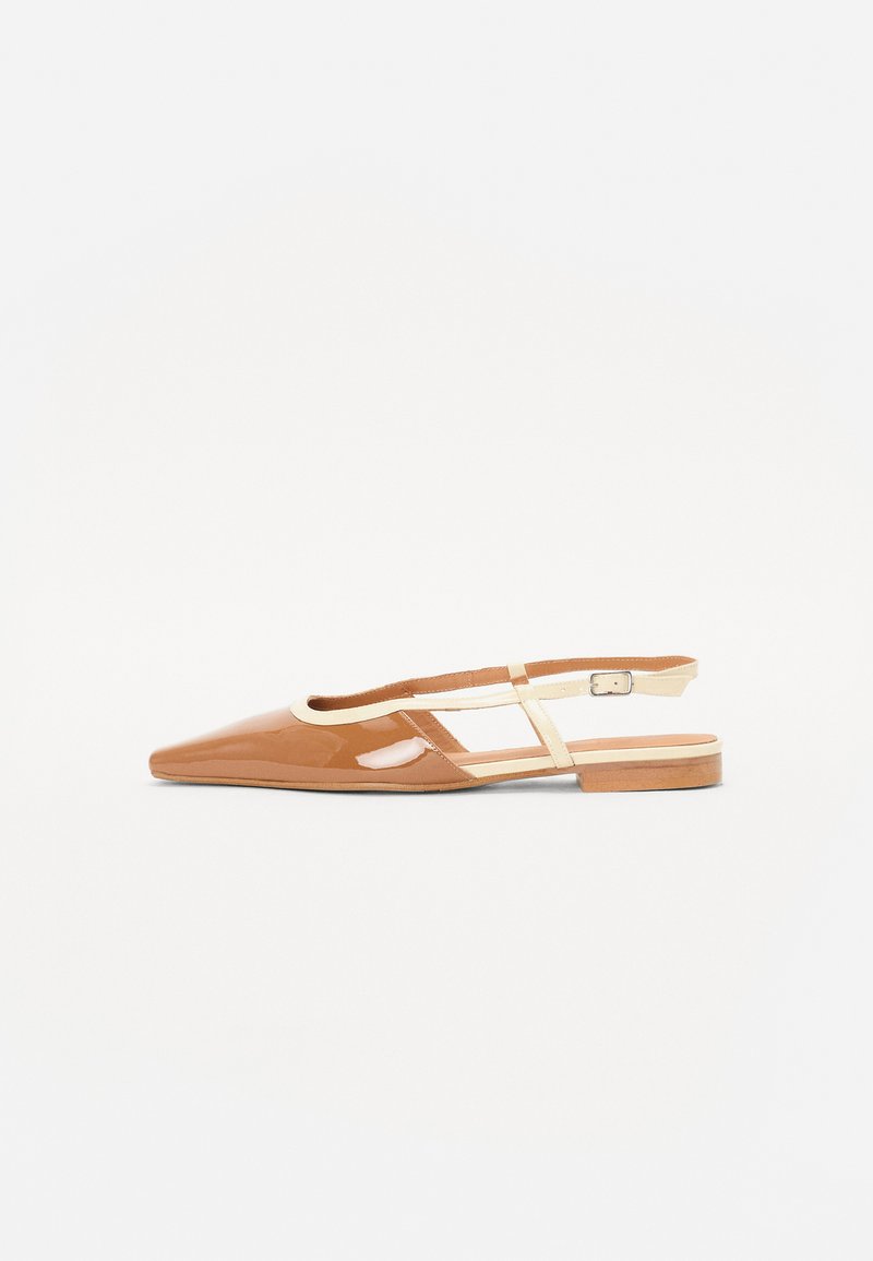 Kahdenruskea patentoitu nahka slingback-lapset, joissa on terävä kärki, leikattu muotoilu ja kerma säädettävä nilkkahihna. Litteä puukorko.