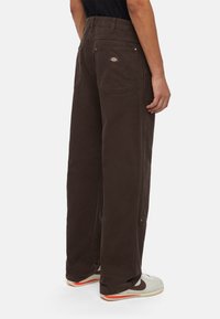 Dickies Stoffhose - dark brown