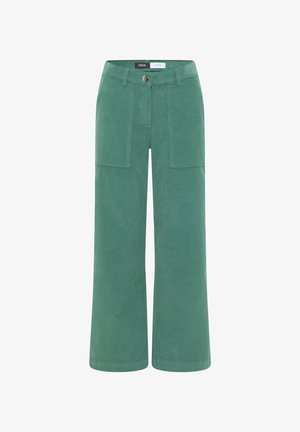 Grüne weit geschnittene Hose aus weichem Baumwollstoff mit zwei vorderen Taschen, einem Knopfverschluss und Gürtelschlaufen, mit glatter Textur und tailliertem Schnitt.