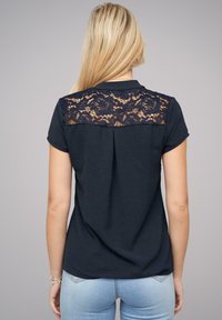 Cloud 5ive V-NECK MIT DEKO KNOPFLEISTE - Bluse - navy