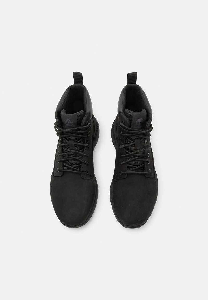 Schwarze High-Top-Schuhe aus strukturiertem Material mit Schnürsenkeln, einem Textilfutter und Zuglaschen am Einstieg. Gerundete Zehenpartie und weiche Sohlen.