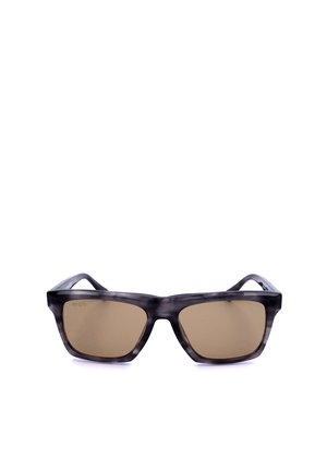 Occhiali da sole rettangolari con lenti marroni e montatura in plastica marmorizzata grigia e nera, mostrati frontalmente su uno sfondo bianco.