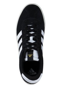 Sneaker in suede nero con strisce in pelle bianca, caratterizzato da punta arrotondata, design con lacci e interno nero con accenti del marchio.