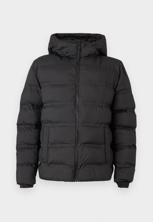 Piumino nero con zip frontale, cappuccio aderente e sezioni cucite per l'isolamento. Texture morbida e liscia e design strutturato.