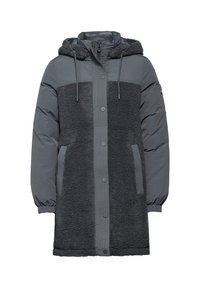 Manteau matelassé gris avec une texture pelucheuse, comportant une capuche, une fermeture à boutons sur le devant, des poches latérales et des panneaux en tissu contrastant.