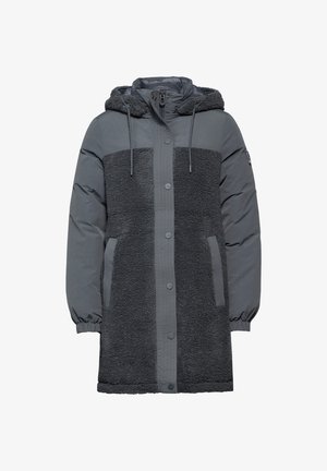 Cappotto grigio imbottito con una consistenza morbida, dotato di cappuccio, chiusura frontale con bottoni, tasche laterali e pannelli in tessuto a contrasto.