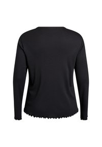 Mustad mustade pika varrukaga pluus, millel on ümar kaelus ja laineline äär. Sile, kerge kangas, millel on keha lähedane siluett.