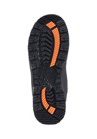 Svart gummistövelsula med djupa mönster, utrustad med en orange detalj och en texturerad yta för bättre grepp och hållbarhet.