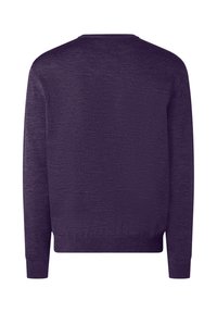 Ciemnofioletowy, długi sweter robiony na drutach z ściągaczami na nadgarstkach i u dołu, prezentowany z tyłu na białym tle.