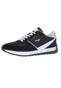 Scarpe sportive in bianco e nero con tomaia in pelle scamosciata, pannelli in rete e un logo bianco distintivo. Presentano una suola in gomma testurizzata e lacci.