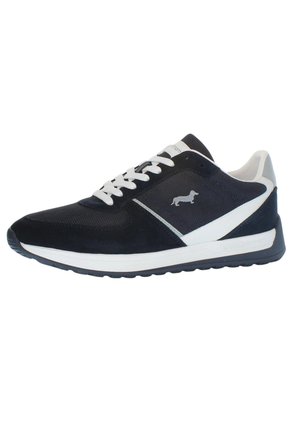 Scarpe sportive in bianco e nero con tomaia in pelle scamosciata, pannelli in rete e un logo bianco distintivo. Presentano una suola in gomma testurizzata e lacci.