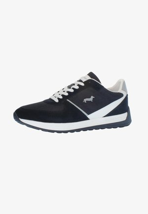 Scarpe sportive in bianco e nero con tomaia in pelle scamosciata, pannelli in rete e un logo bianco distintivo. Presentano una suola in gomma testurizzata e lacci.