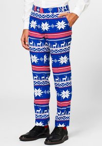 Pantalones festivos azules con copos de nieve blancos y detalles rojos, confeccionados en un tejido suave. Completo con patrones de ciervos y un ajuste entallado.