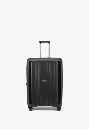 Valise rigide noire avec des rainures verticales, une poignée rétractable et quatre roues pour le déplacement. Marquée avec le logo "EPIC".
