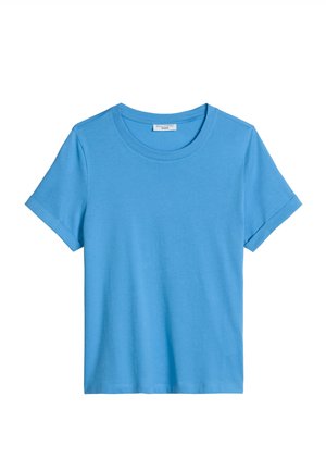 T-shirt en coton bleu clair à manches courtes avec col rond et revers de manches pliés, présenté sur fond blanc.