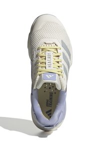 Bijele mrežaste tenisice s svijetlo sivim prugama, žutim vezicama i lavandom petom. Uložak je bež boje s crnim natpisom "ADIDAS TRAINING".