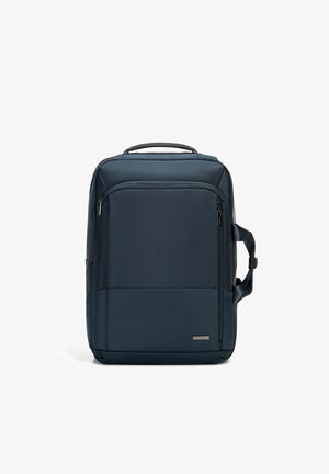 Marineblauwe rugzak met een textuurontwerp, voorzien van een bovenhandvat, zijzak en een voorste ritscompartiment voor gemakkelijke toegang.