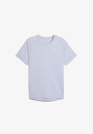 Šviesiai violetinė trumpomis rankovėmis marškinėliai, pagaminti iš minkštos medžiagos. Yra apvalus iškirpimas ir subtilus baltas Puma logotipas viršutiniame kairiajame kampe.