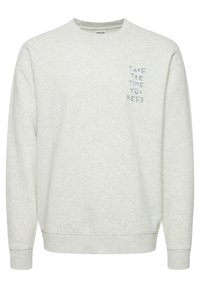 Jasnoszara bluza wykonana z miękkiego materiału. Posiada okrągły dekolt oraz haftowany napis "WEŹ CZAS, KTÓRY POTRZEBUJESZ" w ciemnoniebieskim kolorze.