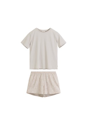 Beżowy t-shirt z krótkim rękawem i okrągłym dekoltem, zestawiony z beżowymi szortami z elastycznym pasem i subtelnym wzorem w cętki geparda.