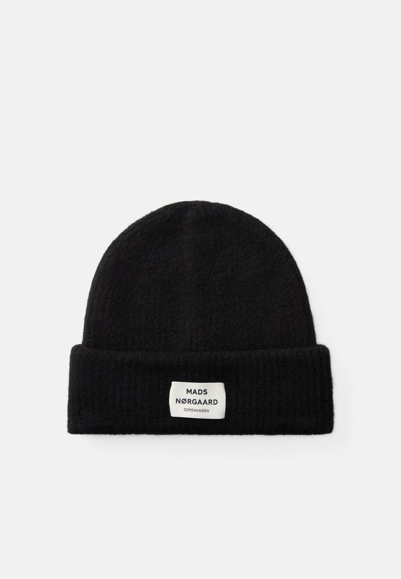 Gorro de malha preto com uma dobra na bainha. Apresenta um rótulo branco com o texto "MADS NØRGAARD COPENHAGEN". Textura suave e design simples.