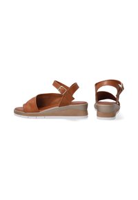 Braune Leder-Slingback-Sandalen mit einem Überkreuz-Design, einem moderaten Keilabsatz und einer verstellbaren Schnalle für die Passform. Weiße Gummisohle.