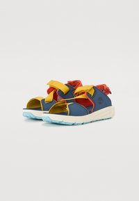 Blå og gule sporty sandaler med åpen tå-design, justerbare stropper og en lyseblå gummisåle. Røde detaljer på hælen.
