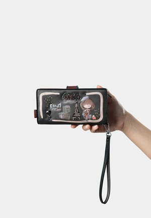 Portafoglio in pelle nera con design ricamati colorati, raffiguranti una ragazza, la Torre Eiffel e la scritta "Amé". Include un cinturino da polso per un trasporto facile.