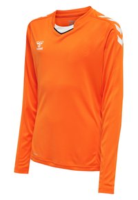 Langärmliges oranges Sportshirt aus glattem Polyester mit V-Ausschnitt und weißen Akzenten an den Ärmeln, mit einem Logo auf der Brust.