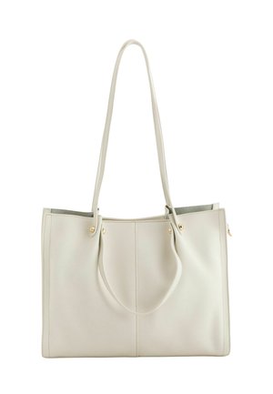 Bolso tote de cuero color crema con dos asas largas, forma rectangular y detalles en metal dorado.