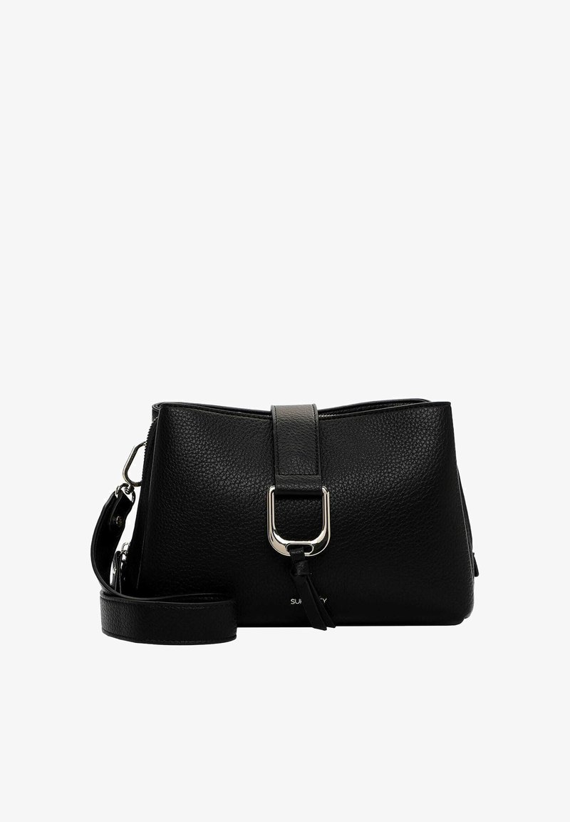 Zwarte crossbodytas van gestructureerd leer met zilverkleurige gesp en verstelbare riem op een witte achtergrond.