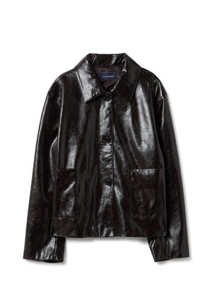 Chaqueta de cuero negra brillante con botones, mangas largas, cuello grande y dos bolsillos delanteros, colocada plana sobre fondo blanco.