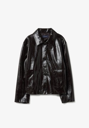 Chaqueta de cuero negra brillante con botones, mangas largas, cuello grande y dos bolsillos delanteros, colocada plana sobre fondo blanco.